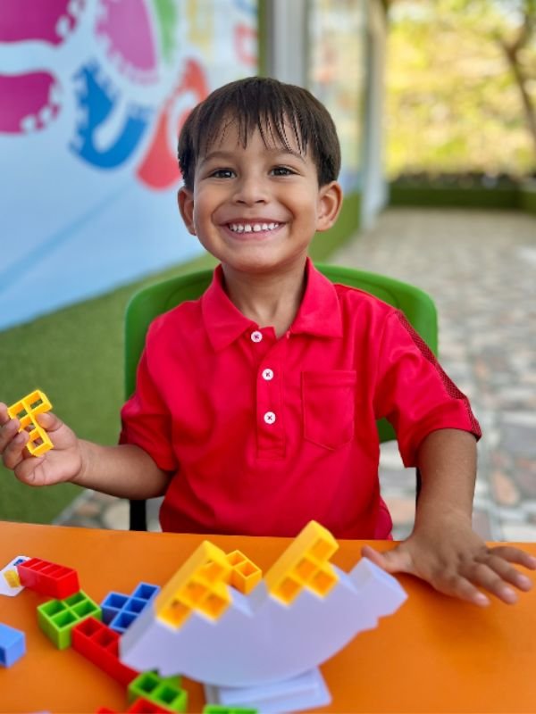 Niños en aula creativa con mobiliario de madera natural