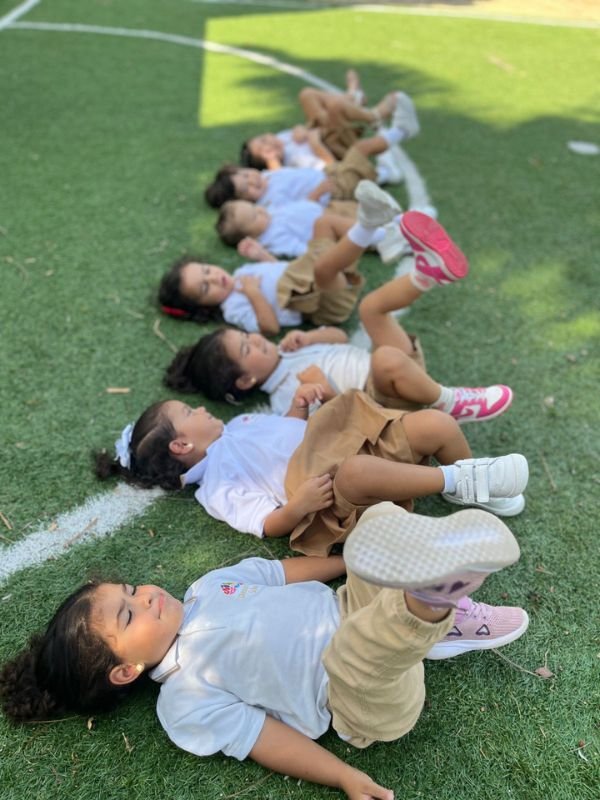 Lectura en la biblioteca con la profesora