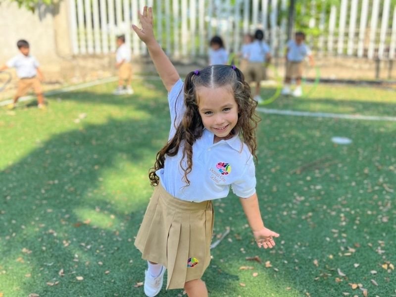 Niño trabajando con materiales sensoriales en Doman Gym School